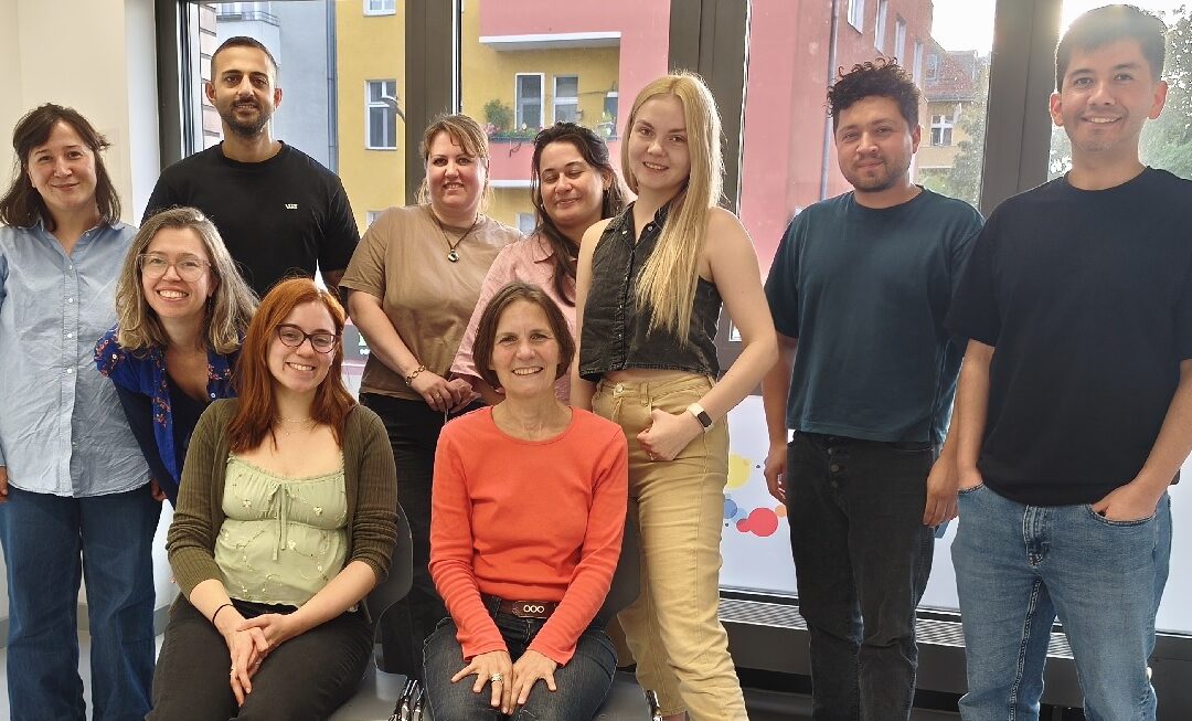 Teilnehmende eines Volkshochschulkurses von Berufsintegration Berlin – Rechtssichere Wege für internationale Fachkräfte ins Arbeitsverhältnis